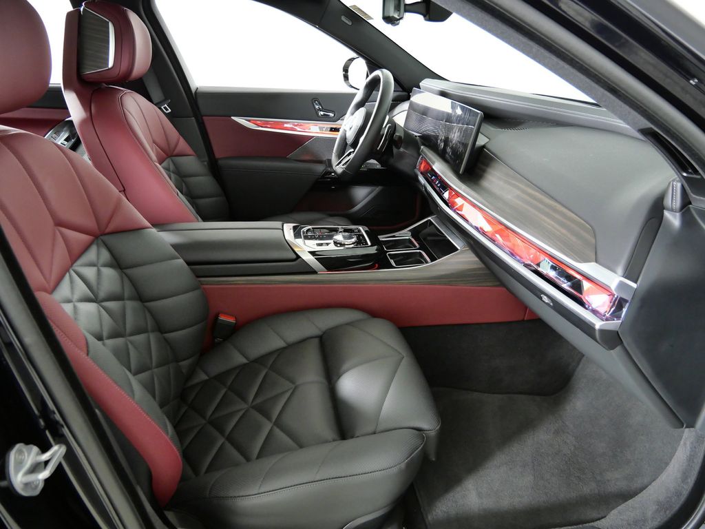 Thumbnail: 2025 BMW 7 Series - 22