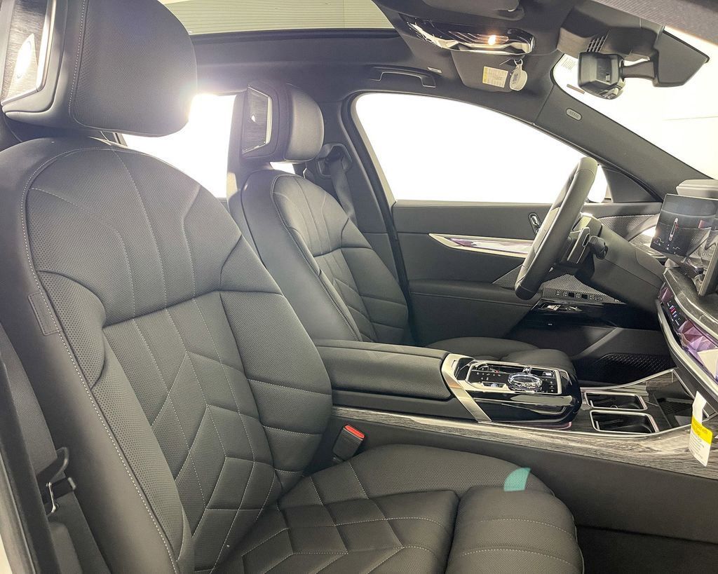 Thumbnail: 2025 BMW 7 Series - 21