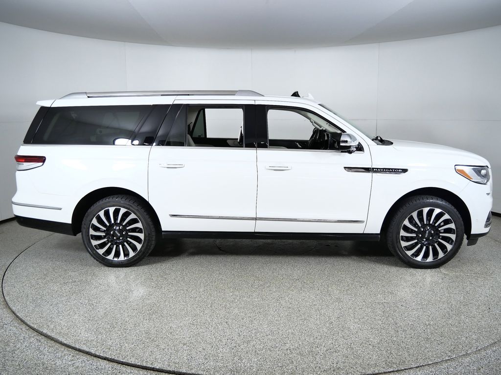 Thumbnail: 2023 Lincoln Navigator L - 9