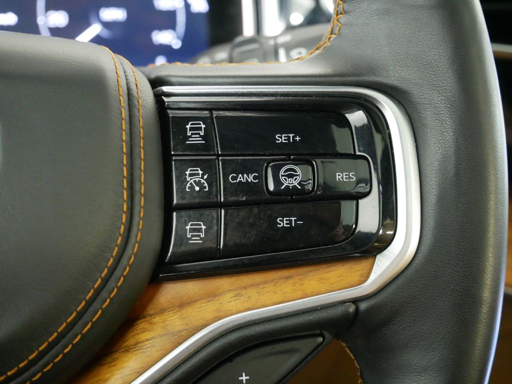 2022 Jeep Grand Wagoneer Series III 38