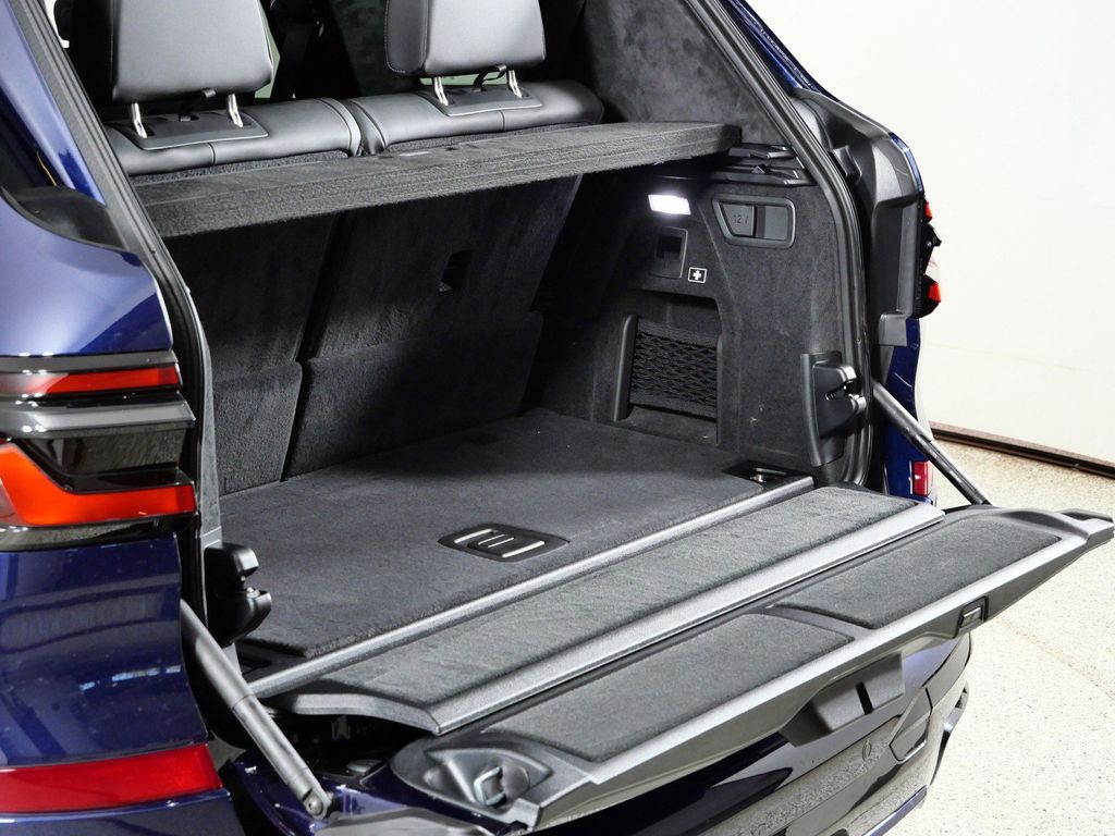 Thumbnail: 2026 BMW X7 - 29