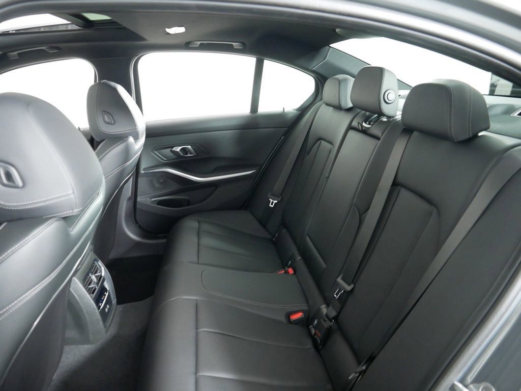 Thumbnail: 2025 BMW 3 Series - 34