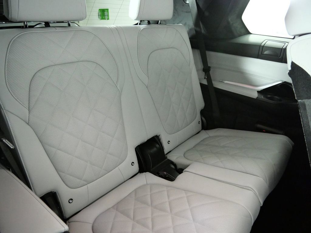 Thumbnail: 2026 BMW X7 - 30