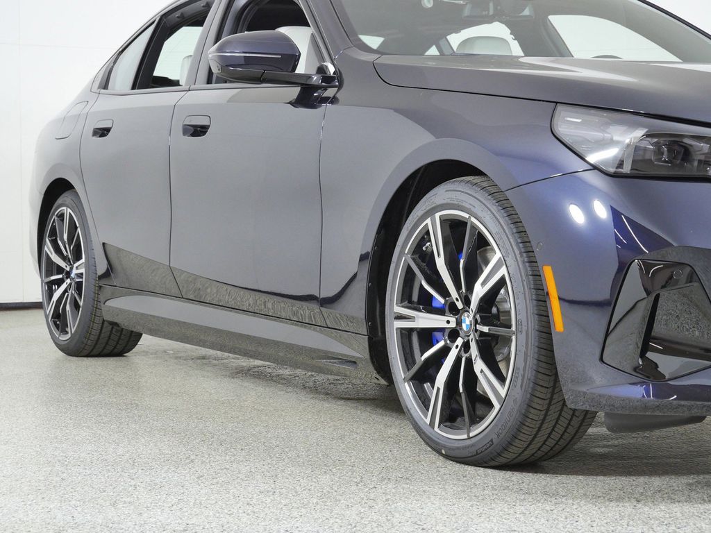 Thumbnail: 2027 BMW 5 Series - 6