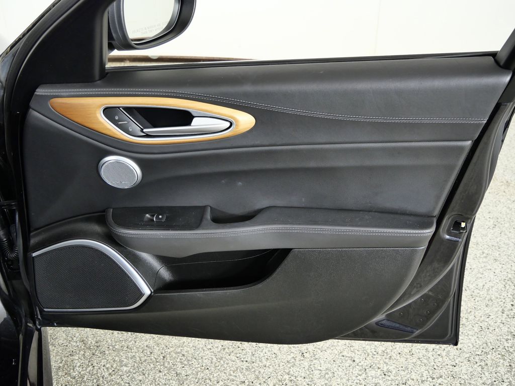 Thumbnail: 2017 Alfa Romeo Giulia - 20