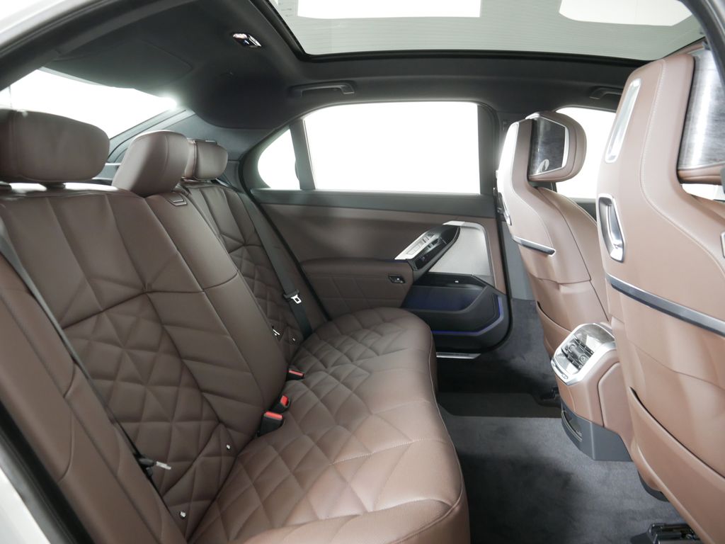 Thumbnail: 2025 BMW 7 Series - 24