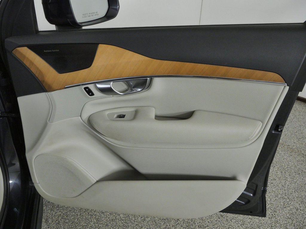Thumbnail: 2022 Volvo XC90 - 18