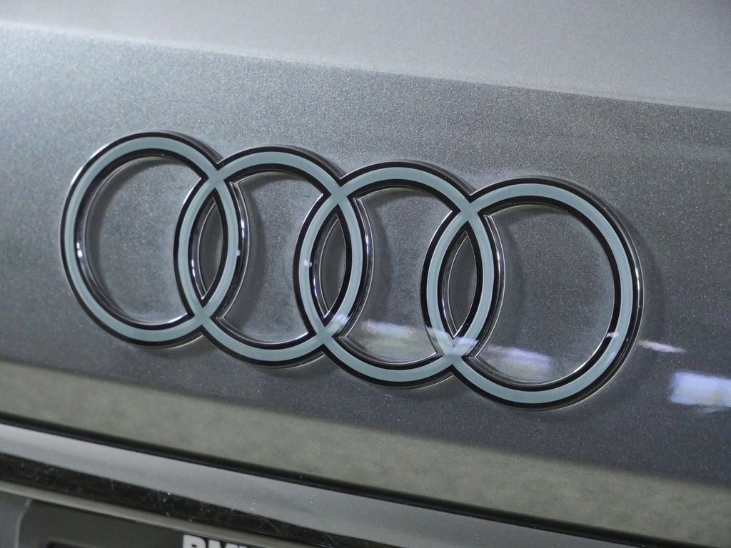 Thumbnail: 2025 Audi SQ7 - 11