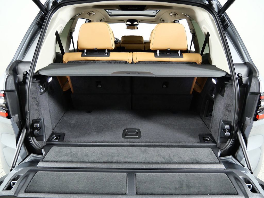 Thumbnail: 2026 BMW X7 - 30