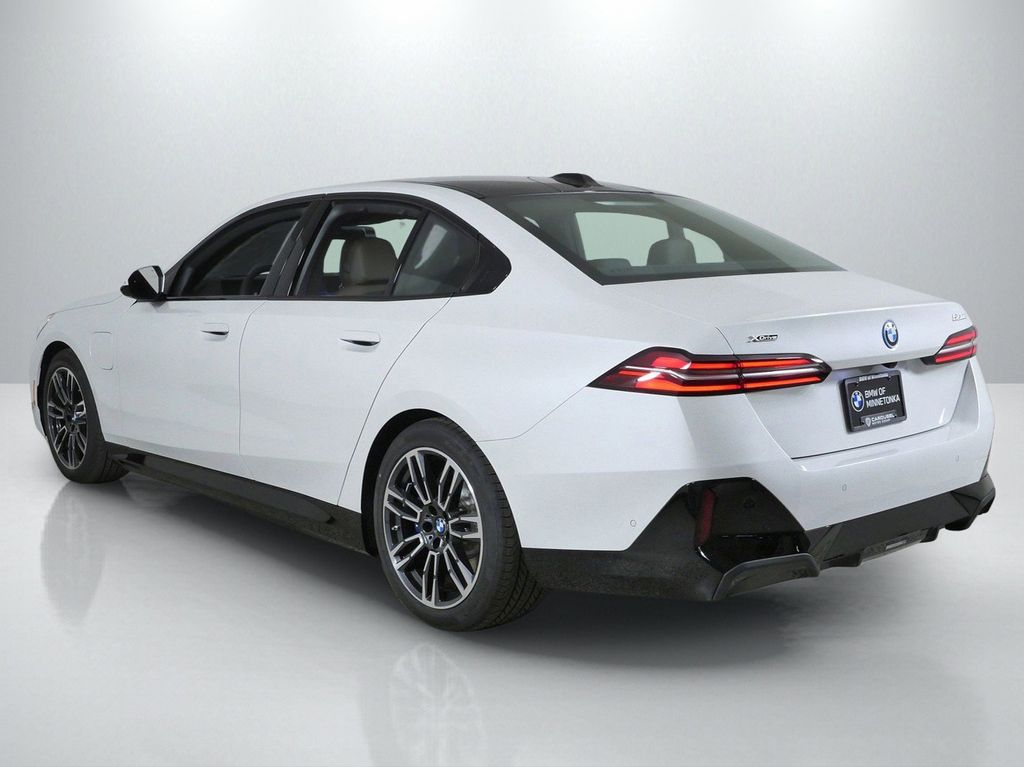 Thumbnail: 2027 BMW 5 Series - 14