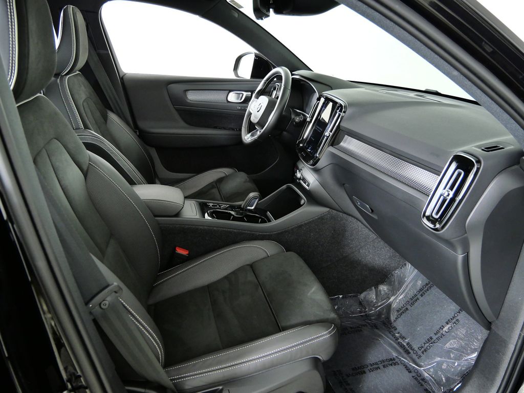 Thumbnail: 2021 Volvo XC40 - 21