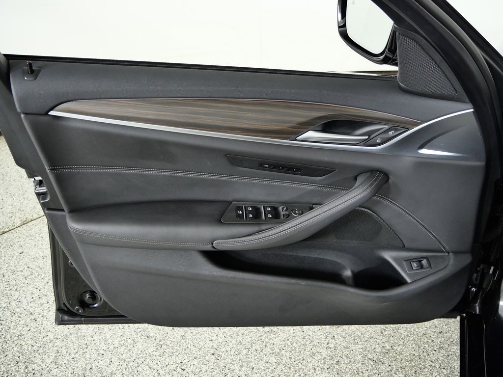 Thumbnail: 2023 BMW 5 Series - 37