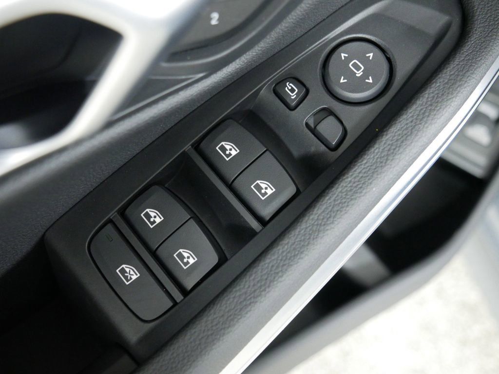 Thumbnail: 2025 BMW 3 Series - 38