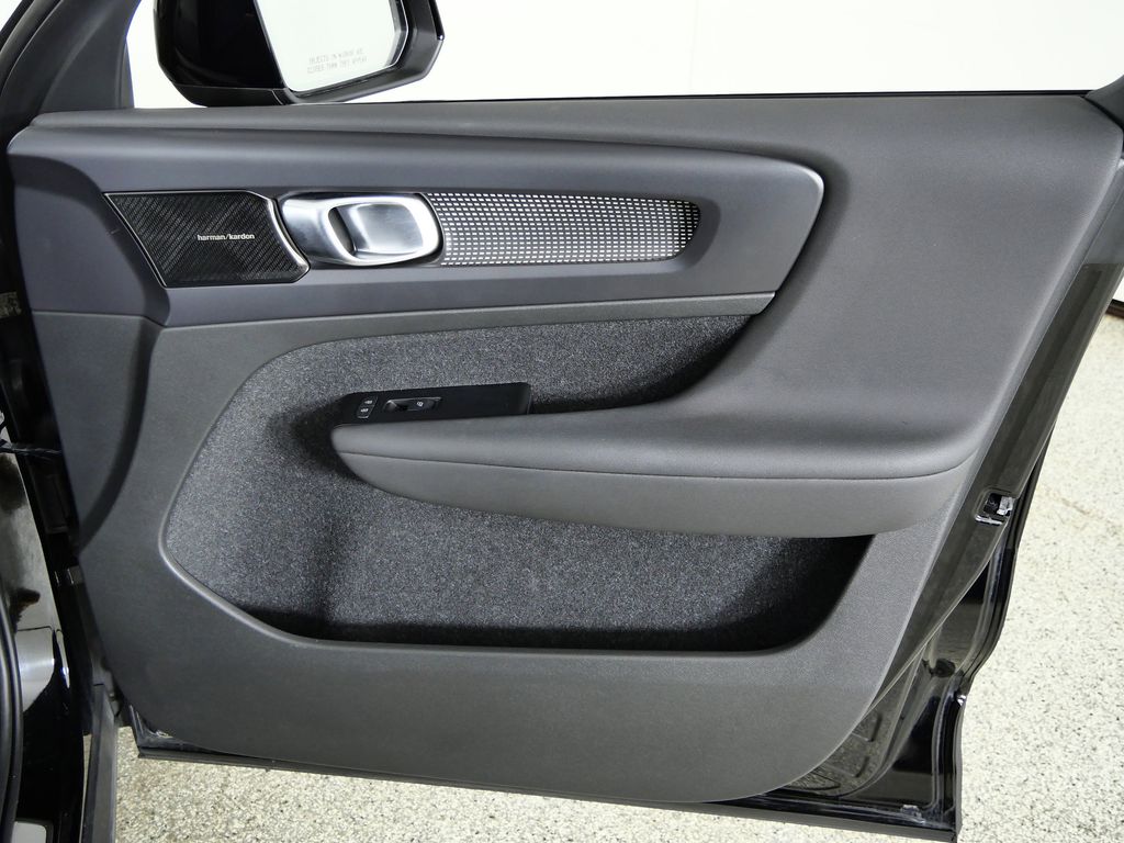 Thumbnail: 2021 Volvo XC40 - 20