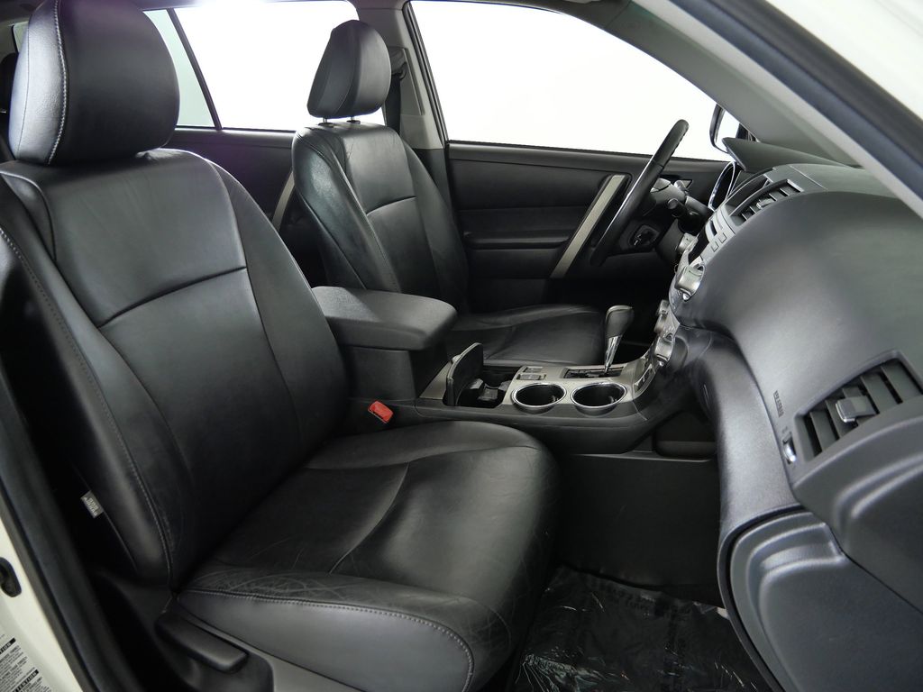 Thumbnail: 2011 Toyota Highlander - 22