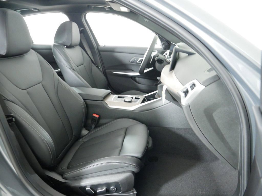 Thumbnail: 2025 BMW 3 Series - 23