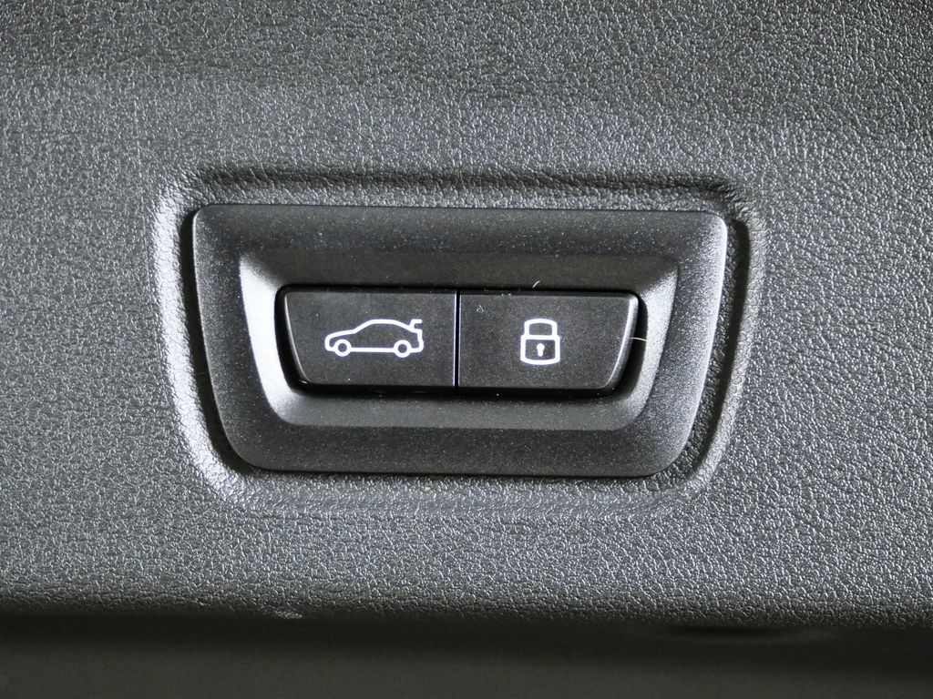 Thumbnail: 2025 BMW i4 - 33