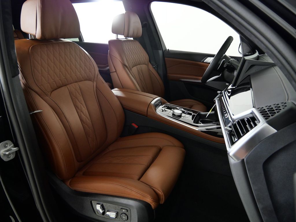 Thumbnail: 2026 BMW X7 - 21