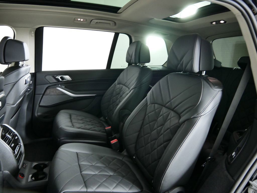 Thumbnail: 2025 BMW X7 - 32