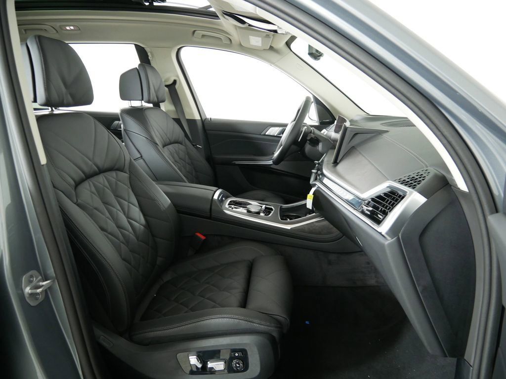 Thumbnail: 2026 BMW X7 - 23