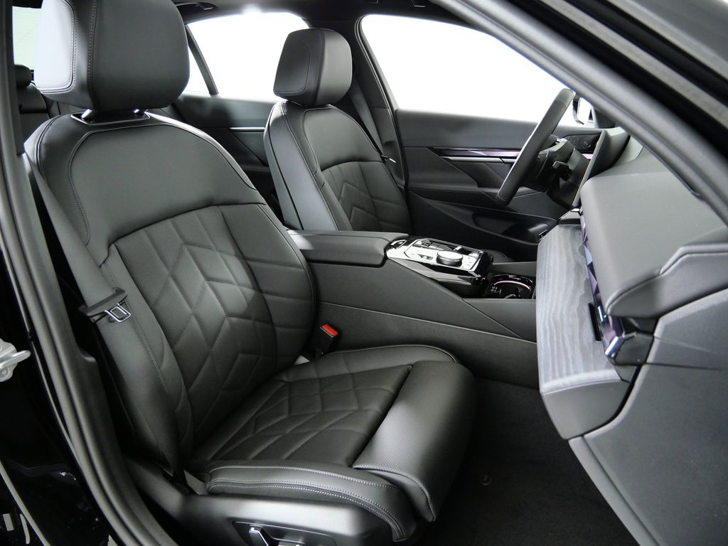 Thumbnail: 2026 BMW 5 Series - 21