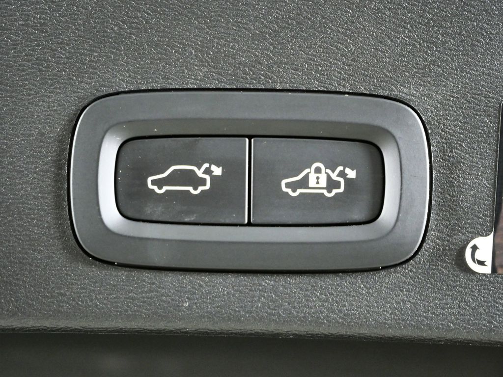 Thumbnail: 2021 Volvo XC40 - 29