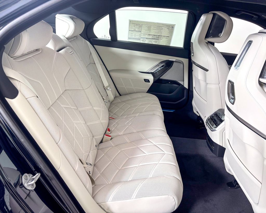 Thumbnail: 2025 BMW 7 Series - 23