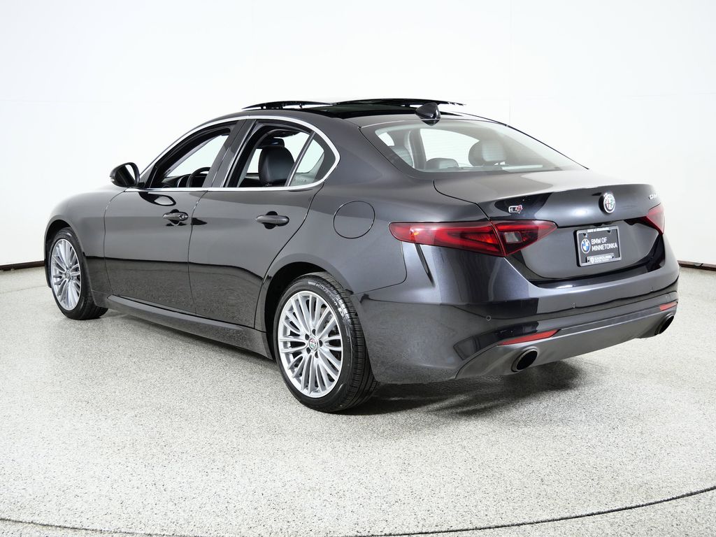 Thumbnail: 2017 Alfa Romeo Giulia - 15