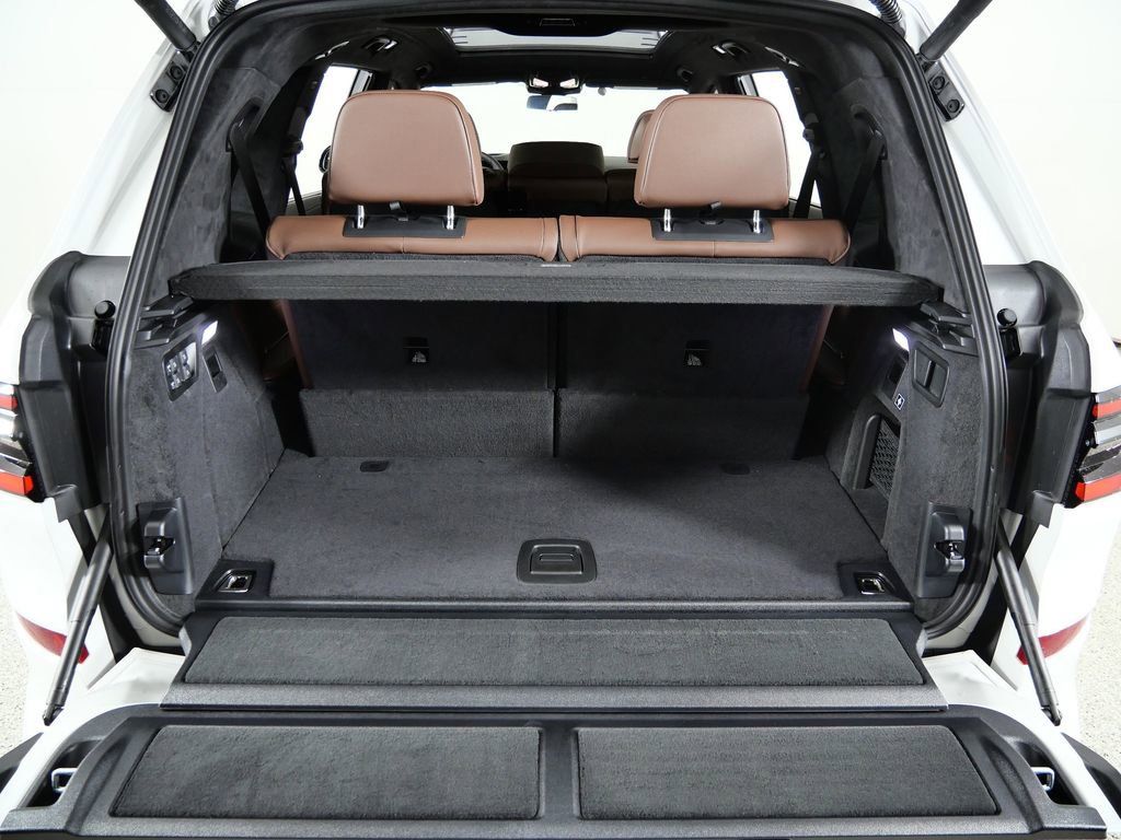 Thumbnail: 2026 BMW X7 - 32