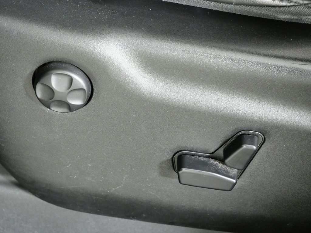 Thumbnail: 2011 Jeep Grand Cherokee - 36