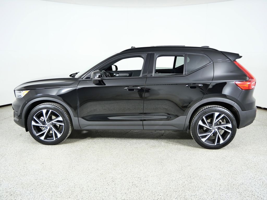 Thumbnail: 2021 Volvo XC40 - 16