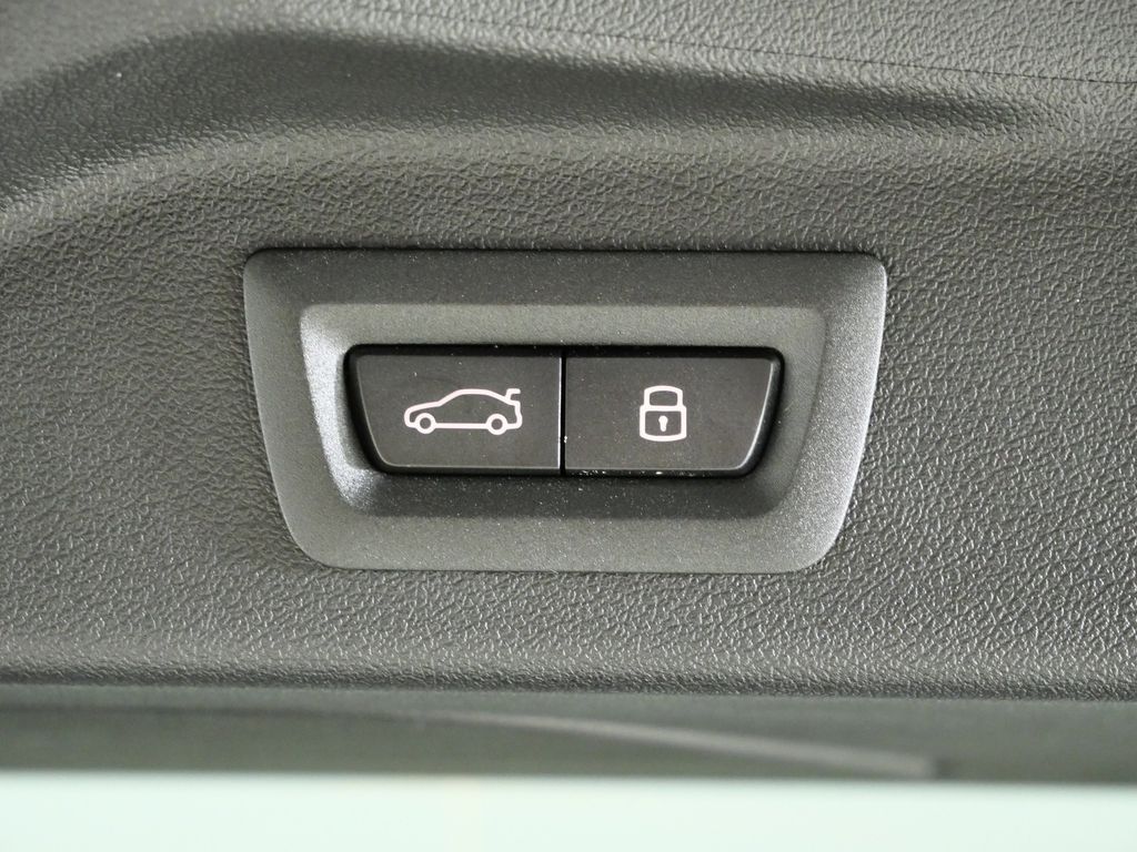 Thumbnail: 2026 BMW X7 - 32