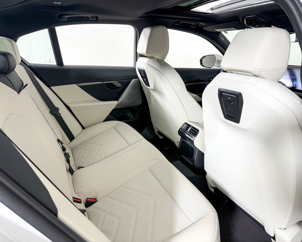 Thumbnail: 2025 BMW 5 Series - 26