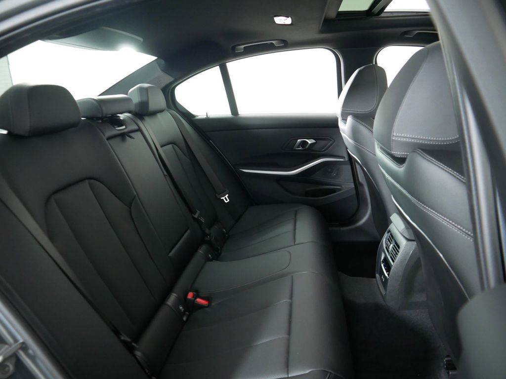 Thumbnail: 2025 BMW 3 Series - 26