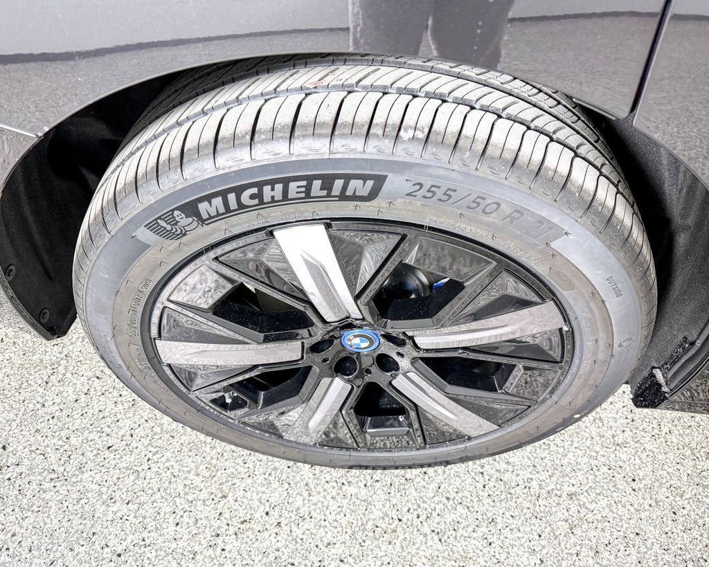 2025 BMW iX xDrive50 18