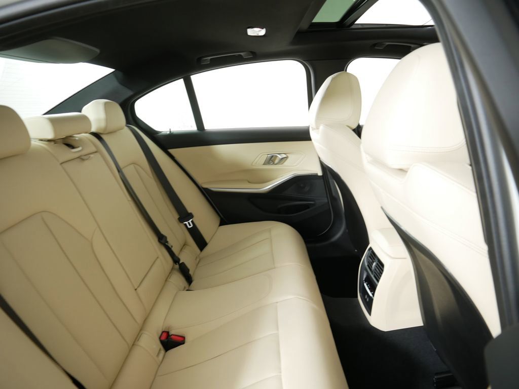 Thumbnail: 2025 BMW 3 Series - 26