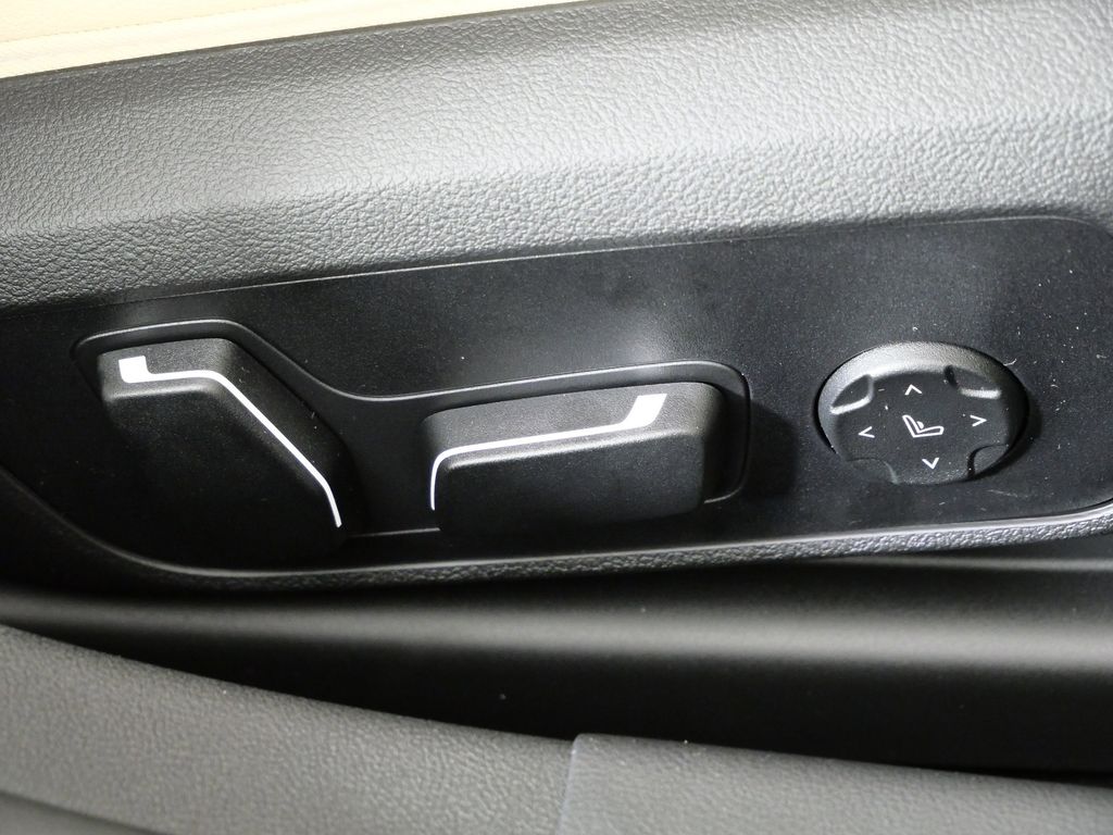 Thumbnail: 2025 BMW i4 - 22