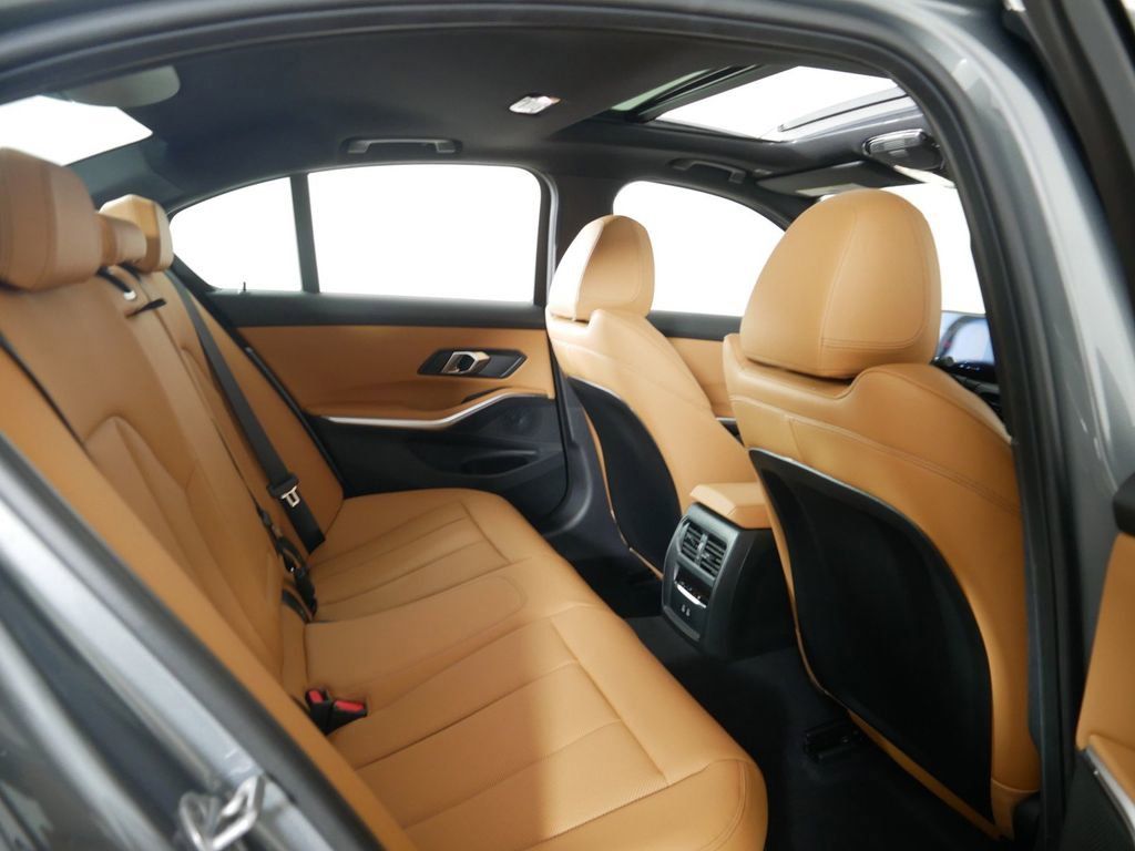 Thumbnail: 2025 BMW 3 Series - 25