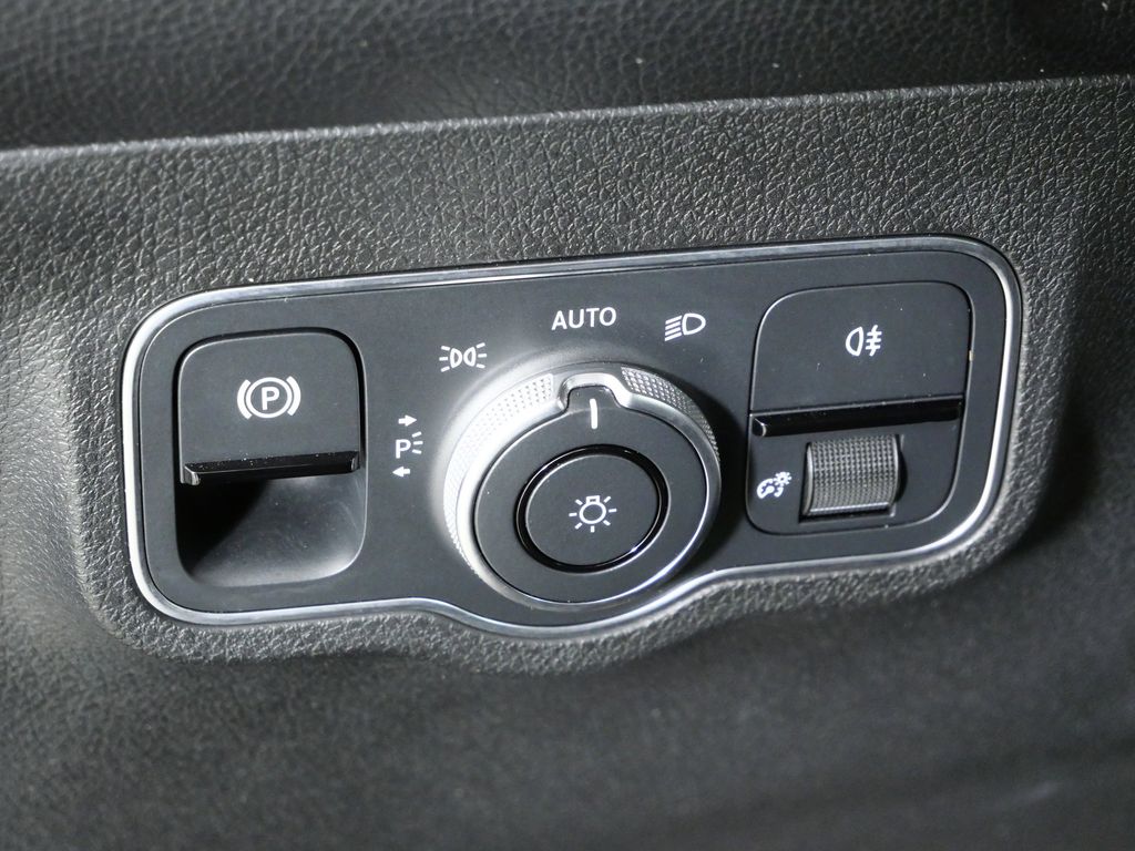 Thumbnail: 2022 Mercedes-Benz EQB - 40