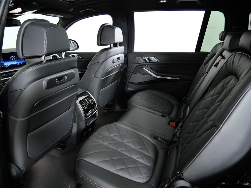 Thumbnail: 2026 BMW X7 - 32