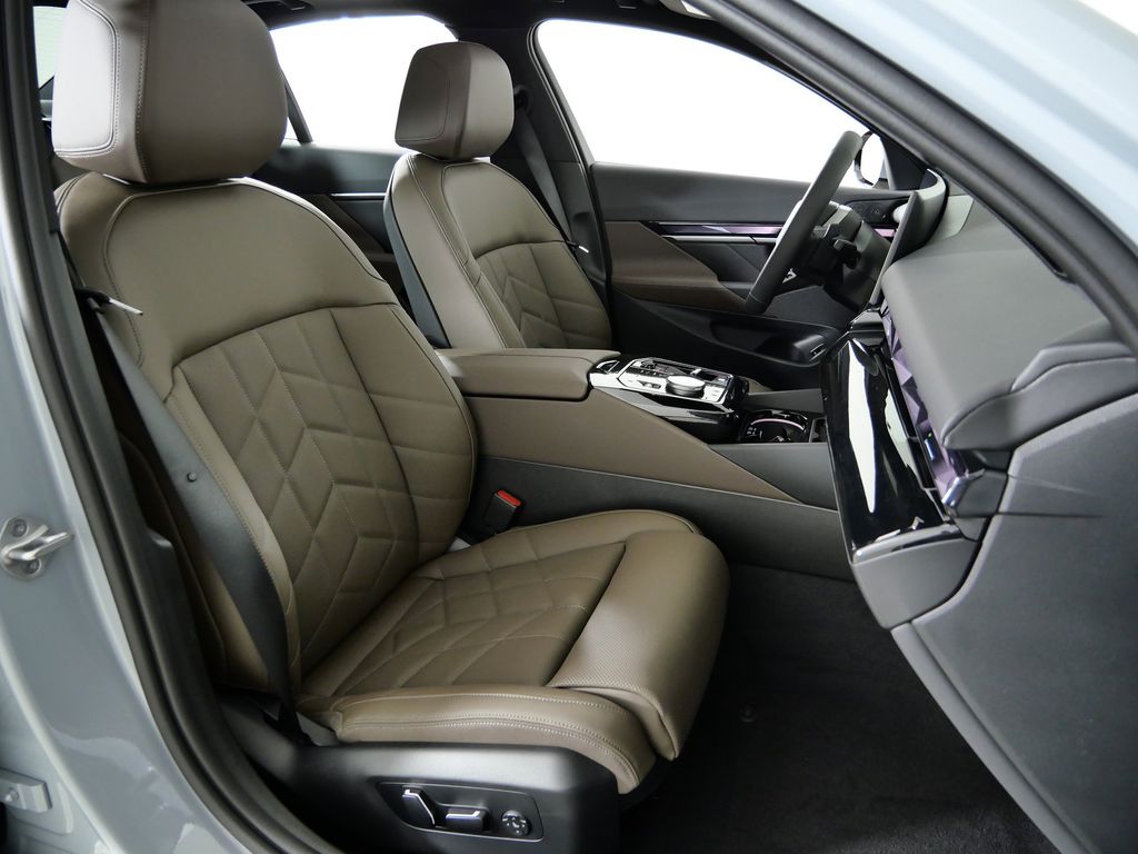 Thumbnail: 2026 BMW 5 Series - 21