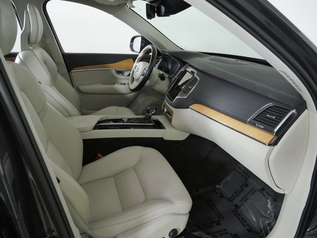 Thumbnail: 2022 Volvo XC90 - 19