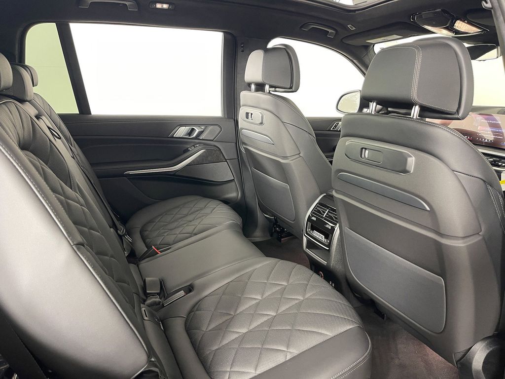 Thumbnail: 2025 BMW X7 - 25