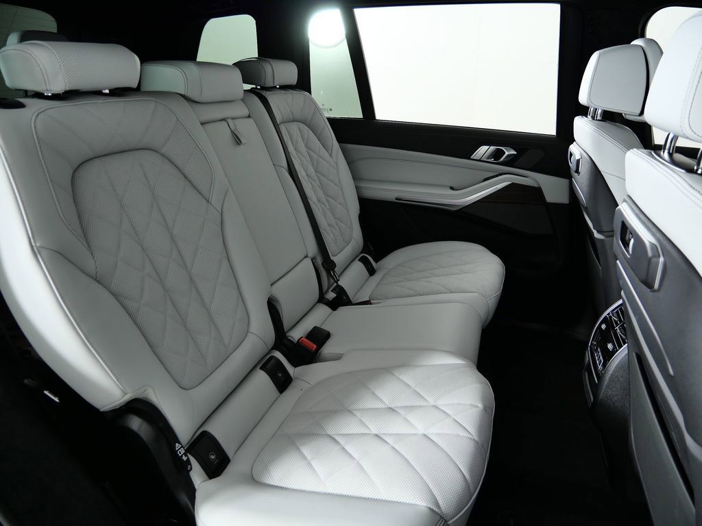 Thumbnail: 2026 BMW X7 - 29