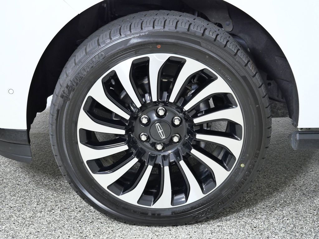 Thumbnail: 2023 Lincoln Navigator L - 18