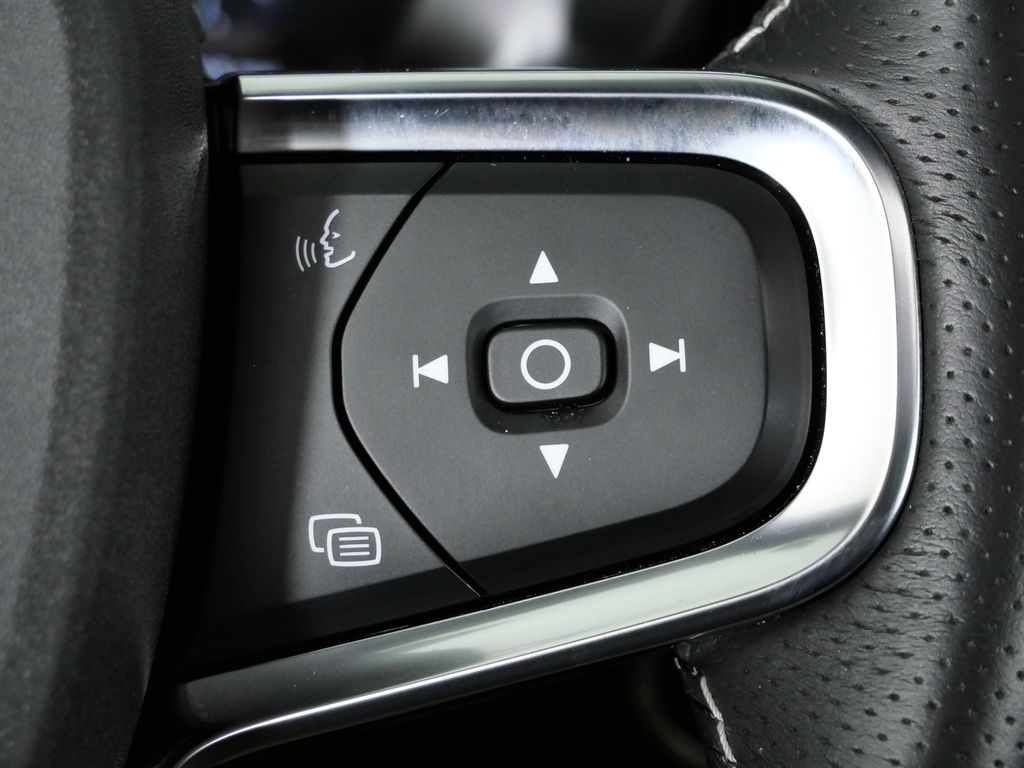 Thumbnail: 2021 Volvo XC40 - 42