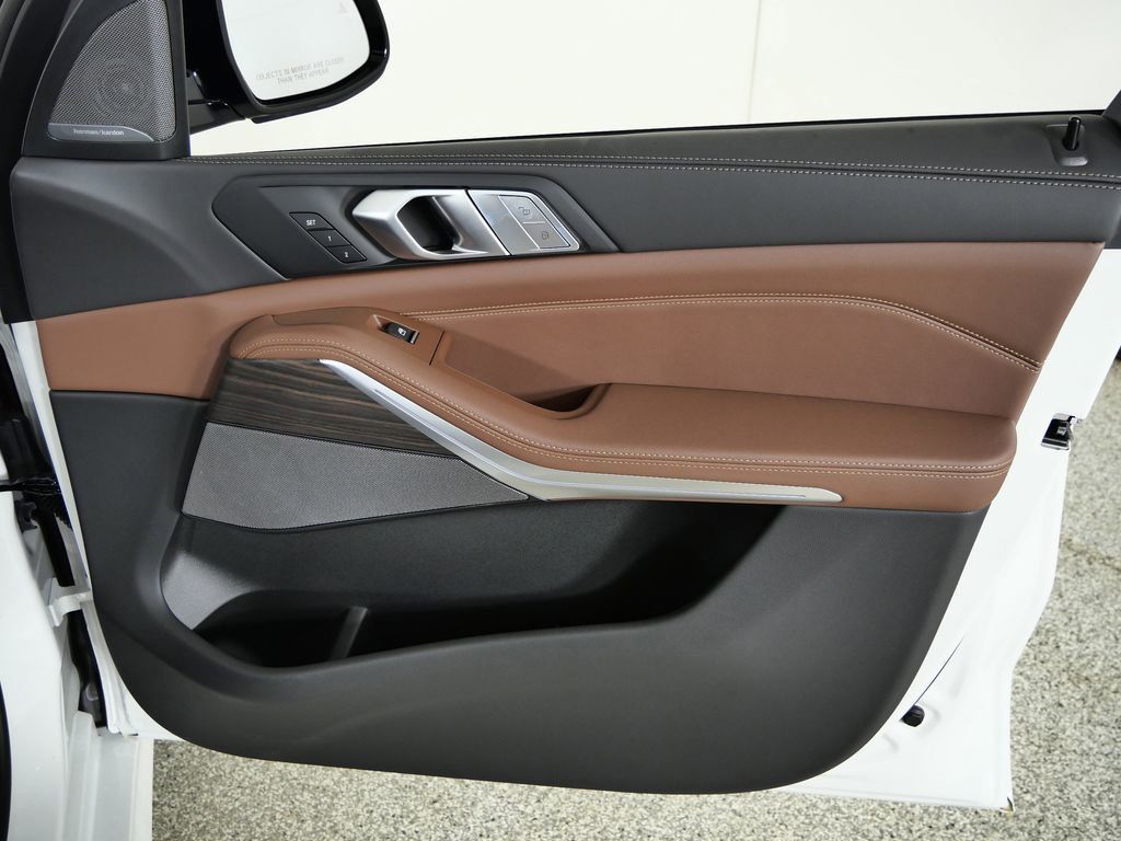 Thumbnail: 2026 BMW X7 - 21