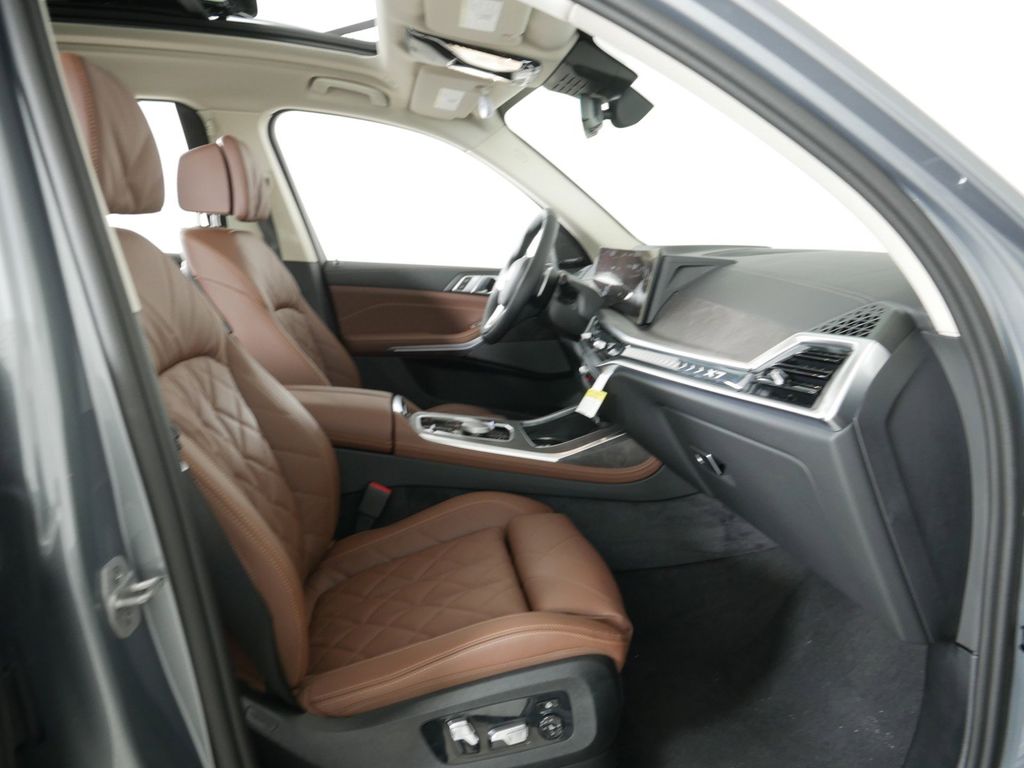2025 BMW X7 xDrive40i 21