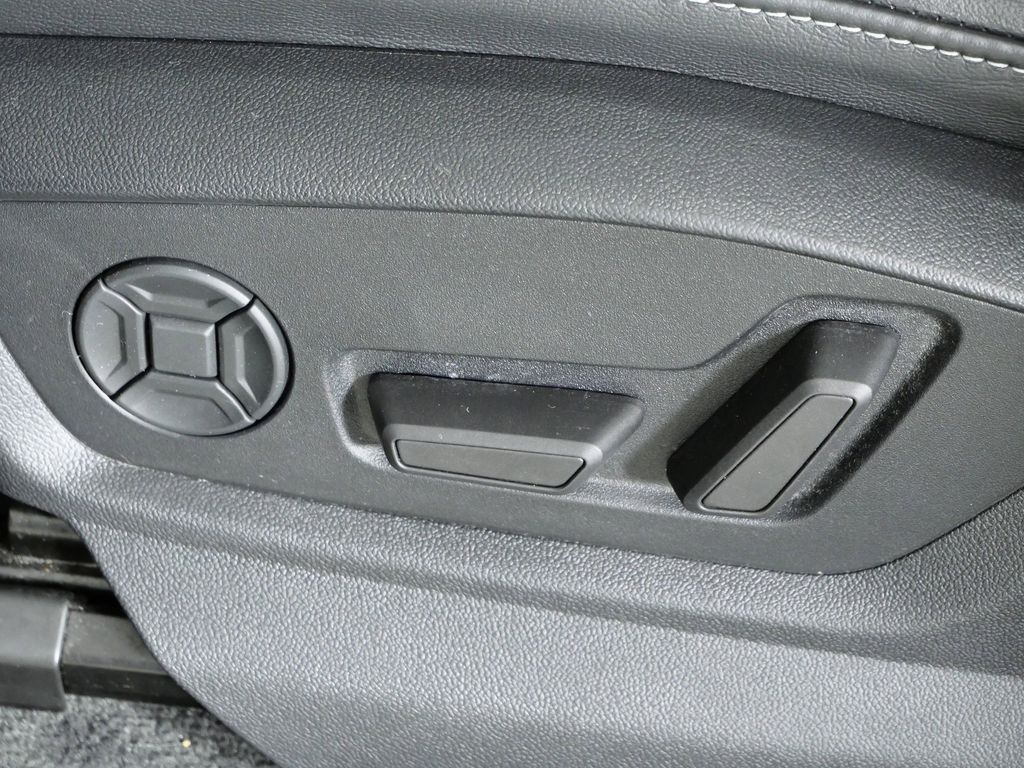 Thumbnail: 2020 Audi Q8 - 40