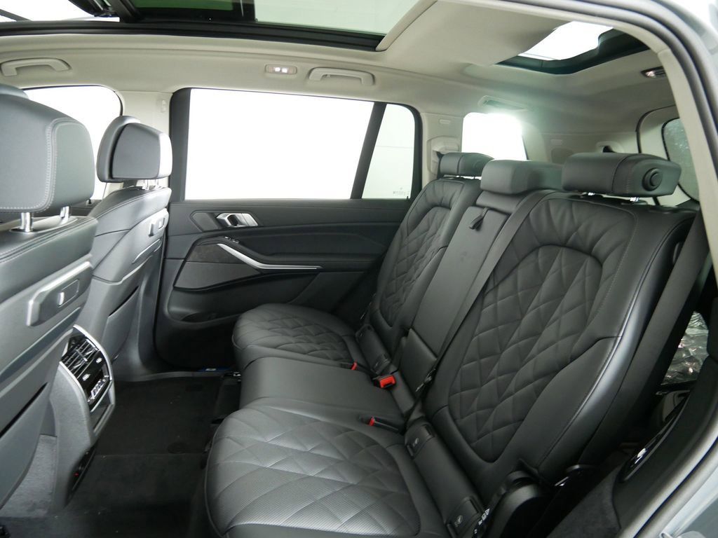 Thumbnail: 2026 BMW X7 - 32